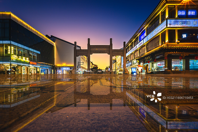 傍晚时分的观前街+苏州图片素材