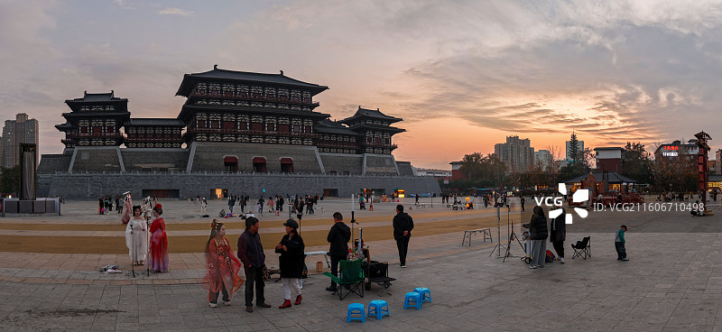 航拍河南省洛阳市老城区应天门广场夜景图片素材