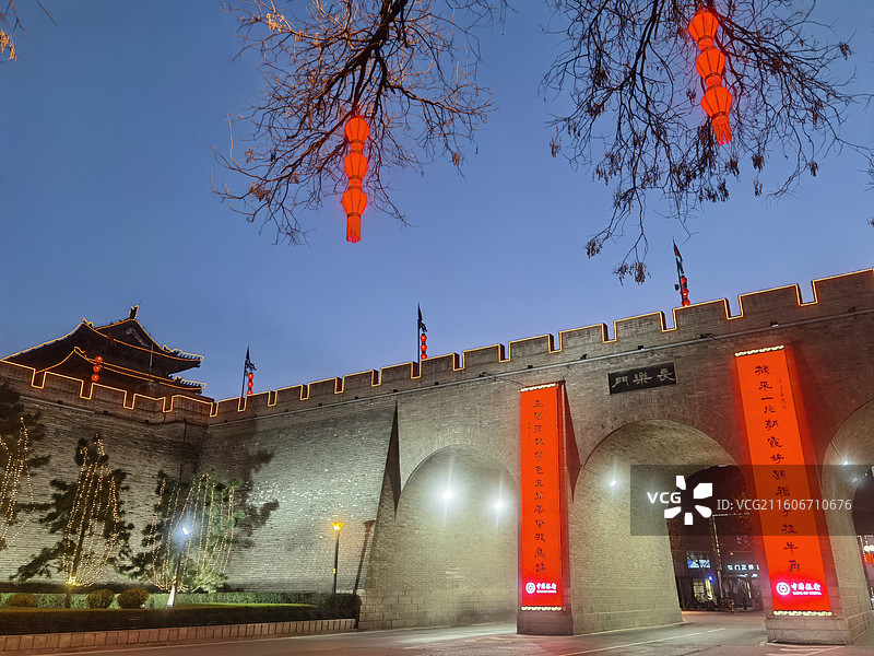 西安明城墙西安城墙长乐门大东门蓝调夜景图片素材