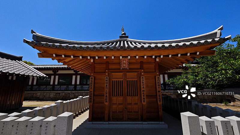 日本大阪四天王寺由圣德太子建于 593 年，是最古老的官家寺院之一，建筑呈南北朝特色，有 “四天王寺图片素材