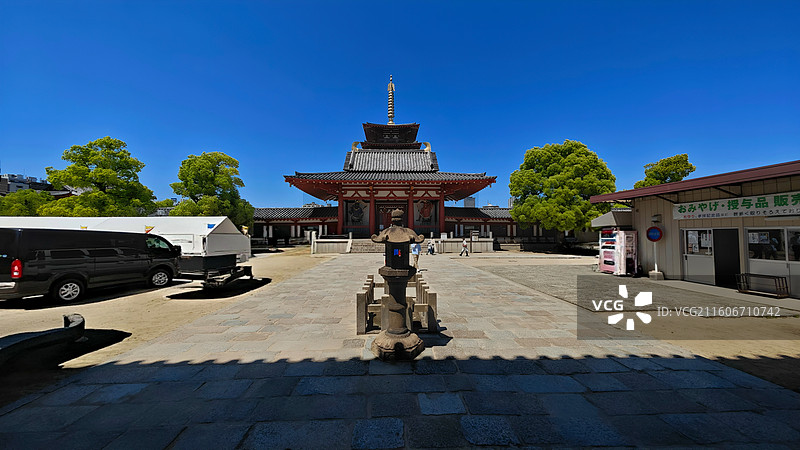 日本大阪四天王寺由圣德太子建于 593 年，是最古老的官家寺院之一，建筑呈南北朝特色，有 “四天王寺图片素材