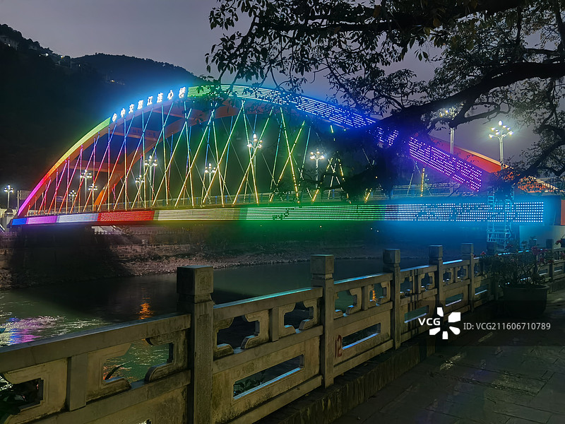 云南省怒江州泸水市六库镇：中交怒江连心桥夜景图片素材