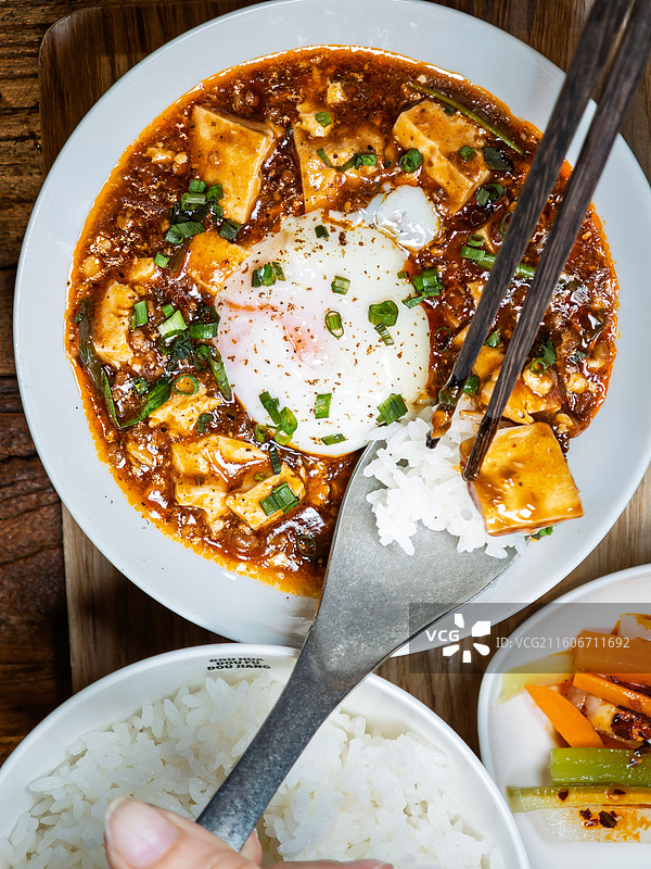 麻婆豆腐套餐配水波蛋和米饭图片素材