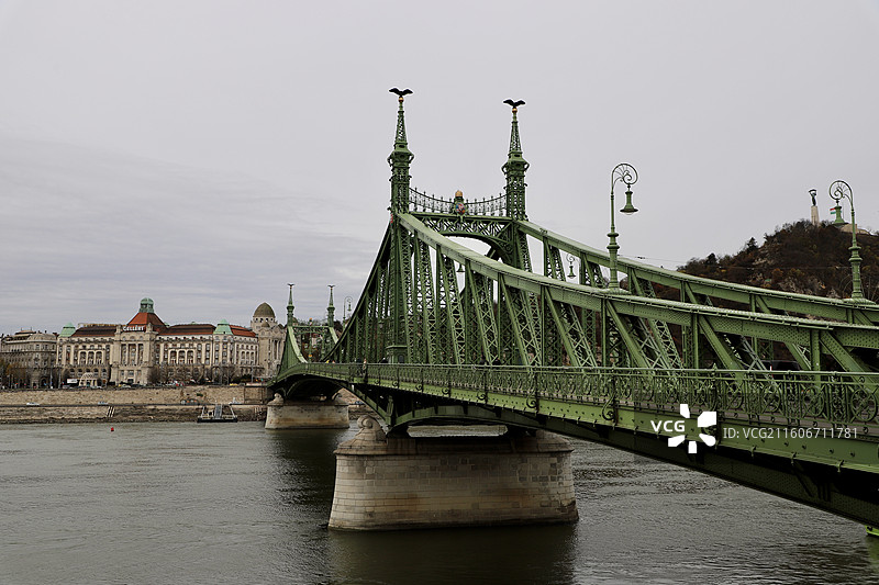 布达佩斯自由桥图片素材