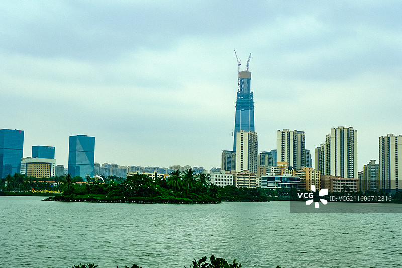 城市与公园，中国海南省海口市红城湖公园·风光，湖岸椰林·图片素材