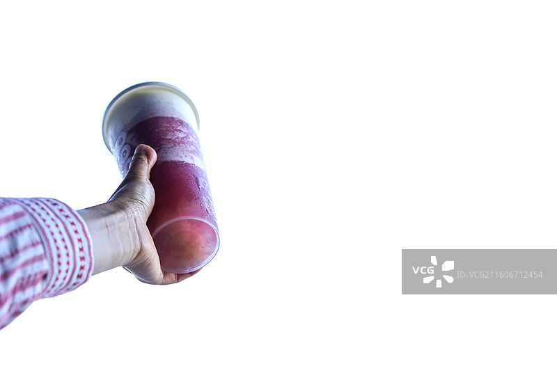 手里拿着一杯夏天冰镇果汁饮品饮料特写的白底图图片素材