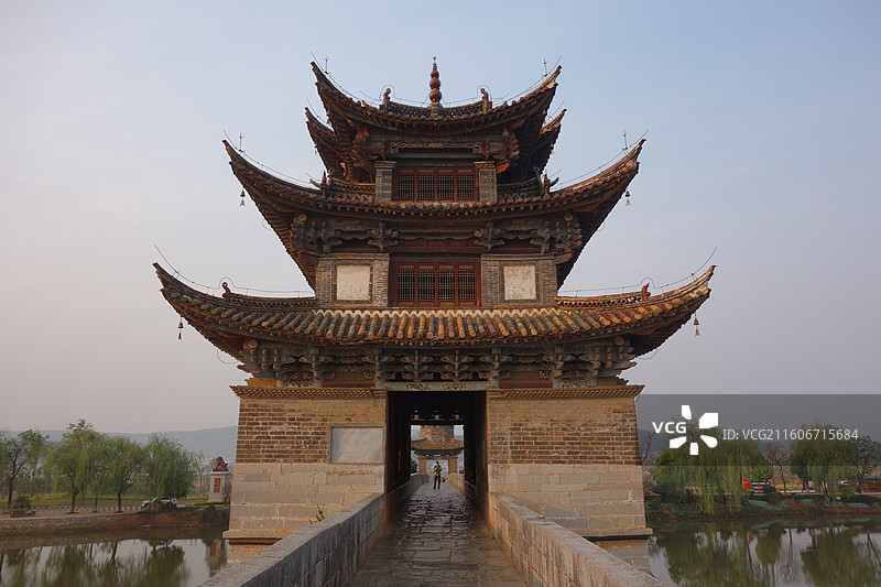 云南省红河州建水古城双龙桥十七孔桥：阁楼日出朝霞晨曦曙光图片素材