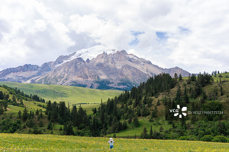 川西甘孜州理塘县格聂南线年轻女孩与美景人景融合图片素材