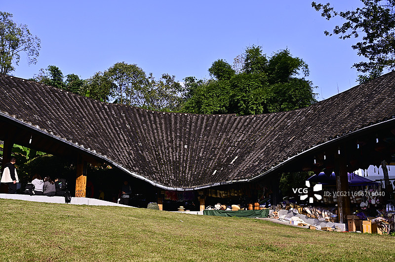 传统瓦顶下的民俗市集与自然共生图片素材