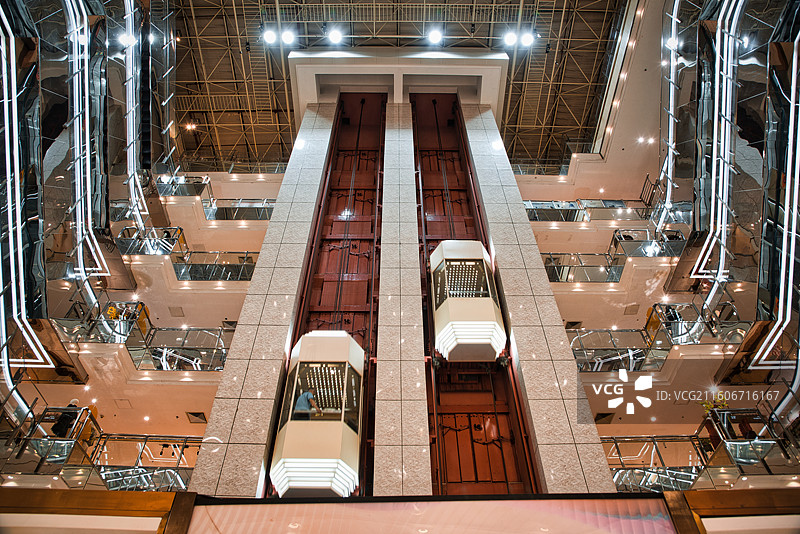 中国湖南省长沙市五一广场附近大型商场平和堂内部风光图片素材