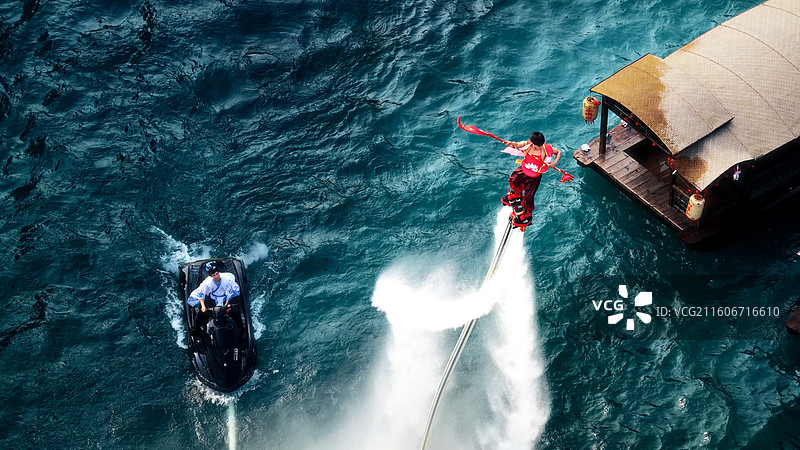 水上飞人表演图片素材