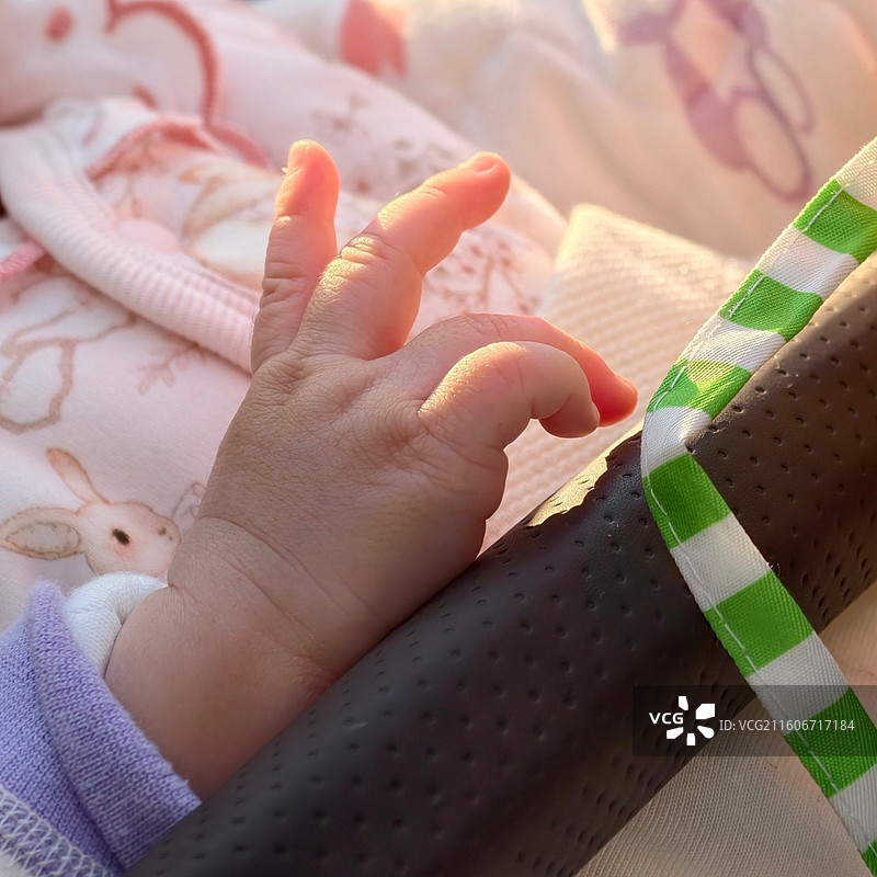 阳光下婴儿手的侧光高角度视图图片素材