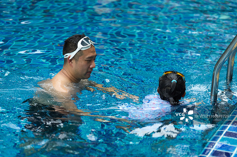 游泳池中的父女图片素材