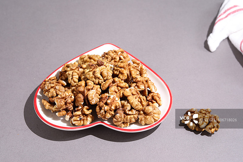 桌面上的一盘子营养健康坚果美食核桃果肉图片素材