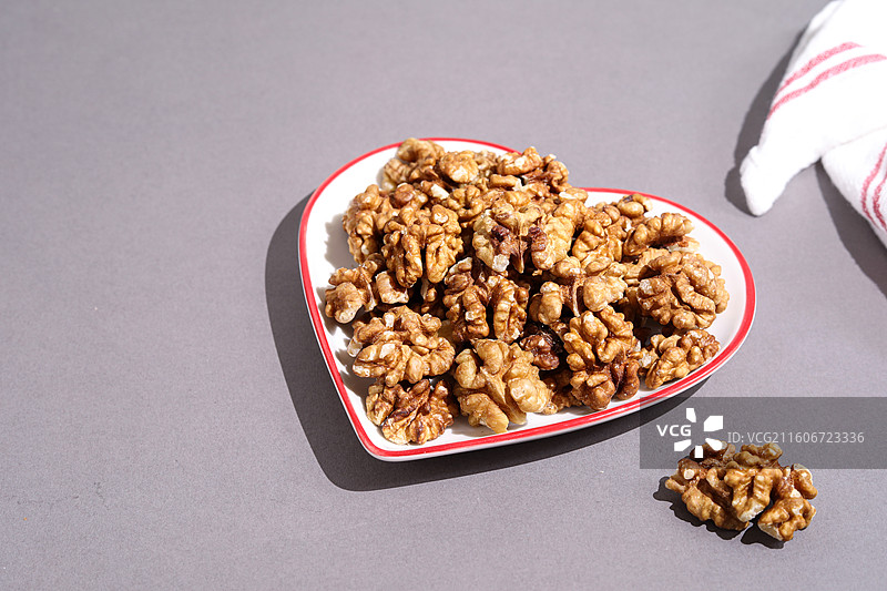 桌面上的一盘子营养健康坚果美食核桃果肉图片素材