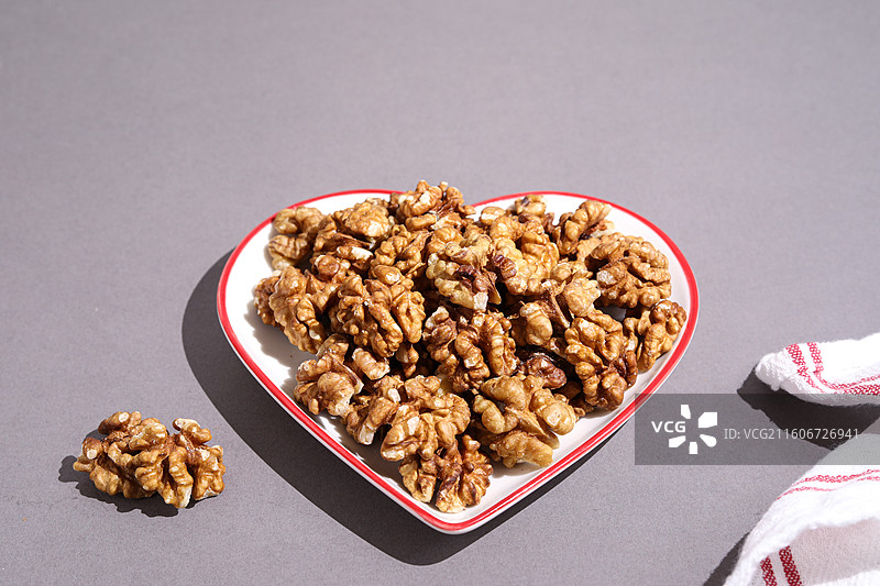 桌面上的一盘子营养健康坚果美食核桃果肉图片素材