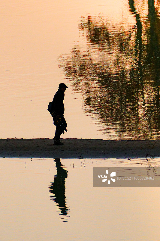 坐在湖边的人的剪影图片素材