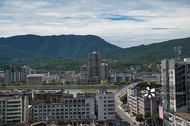 广元皇泽大桥嘉陵江畔城市风光图片素材