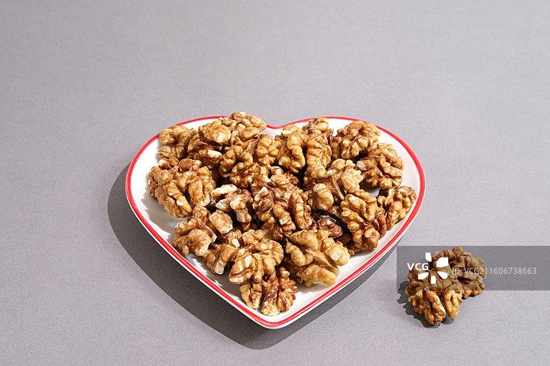桌面上的一盘子营养健康坚果美食核桃果肉图片素材