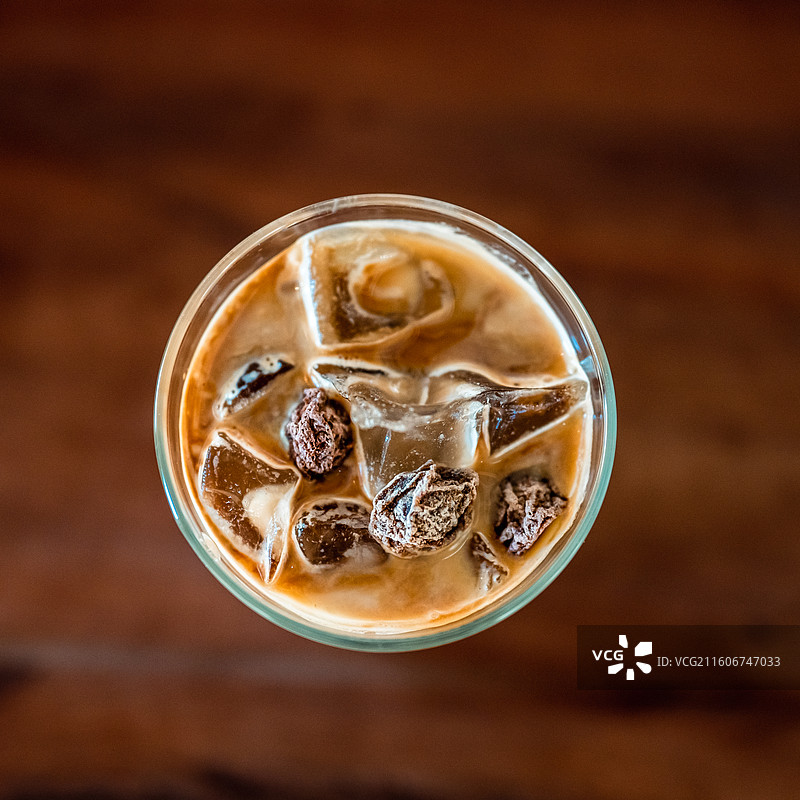 桌上话梅冰拿铁咖啡的高角度视图图片素材