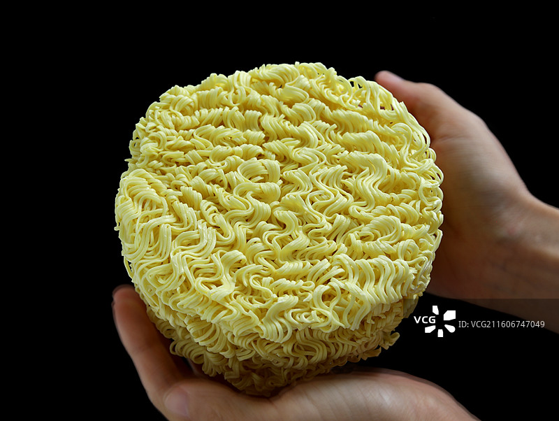 黑色背景上的粮食方便面面条的特写图片素材