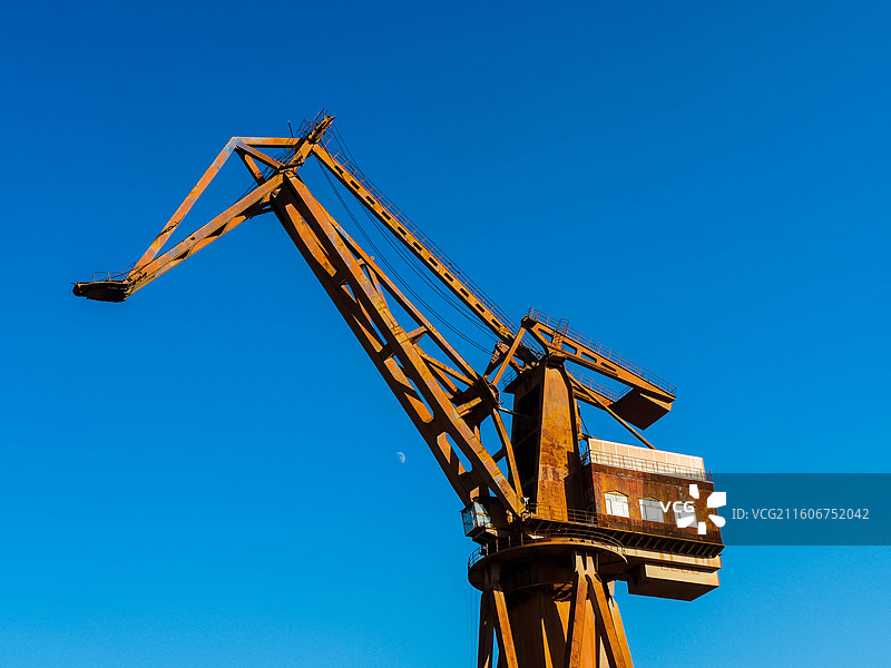 大型起重机与月亮图片素材