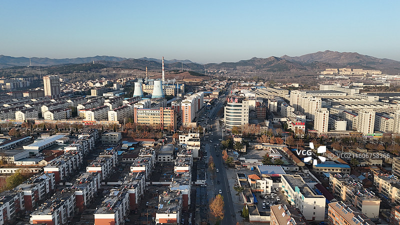 山东烟台招远市热电厂日出时分的城市航拍图片素材