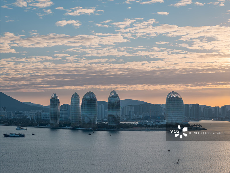 中国海南三亚地标建筑凤凰岛贝壳大楼风景图片素材