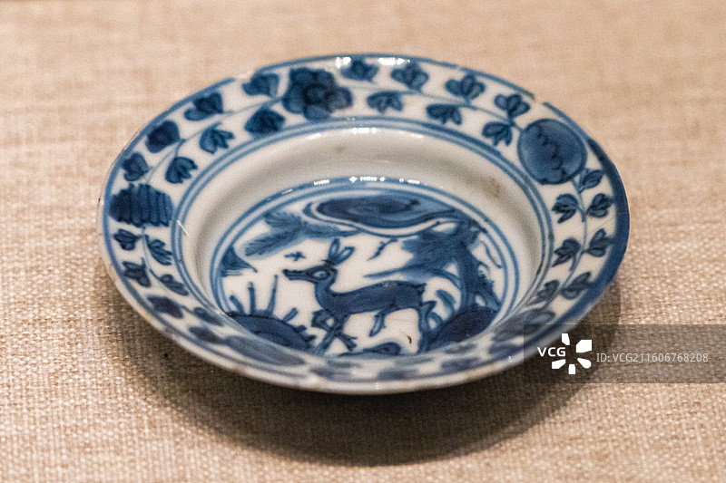 青花松鹿纹瓷碟（明）开封市文物考古研究所藏 2016年开封市御龙湾小区明代建筑遗址出土图片素材