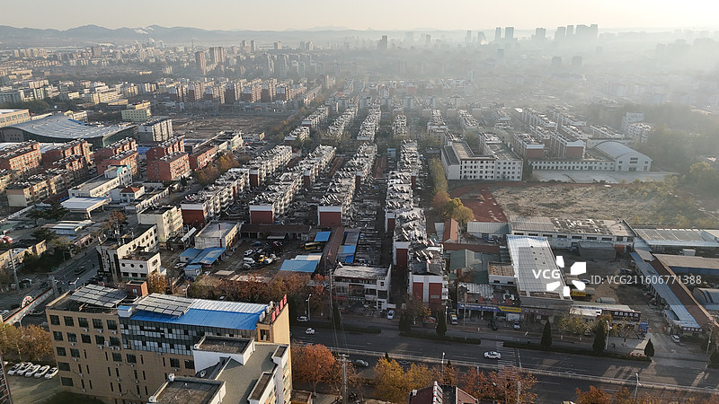 山东烟台招远市日出时分的城市航拍图片素材