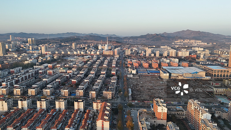 山东烟台招远市日出时分的城市航拍图片素材