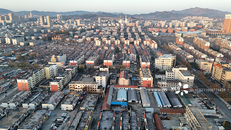 山东烟台招远市日出时分的城市航拍图片素材