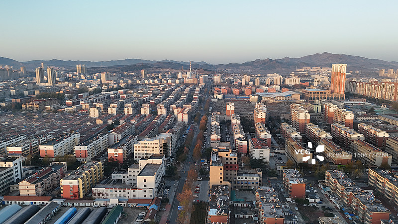 山东烟台招远市日出时分的城市航拍图片素材