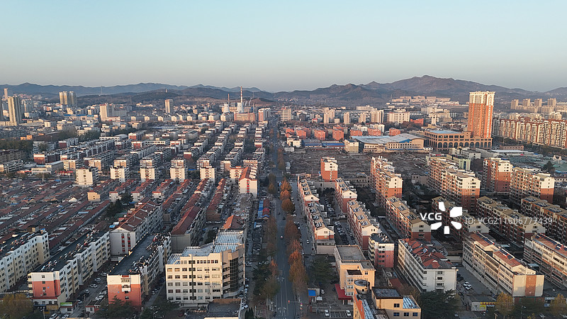 山东烟台招远市日出时分的城市航拍图片素材