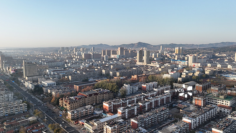 山东烟台招远市日出时分的城市航拍图片素材