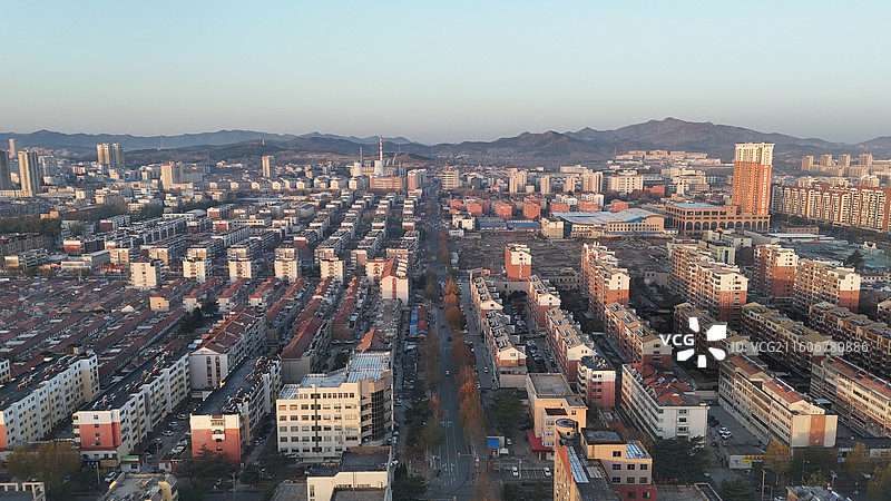 山东烟台招远市日出时分的城市航拍图片素材