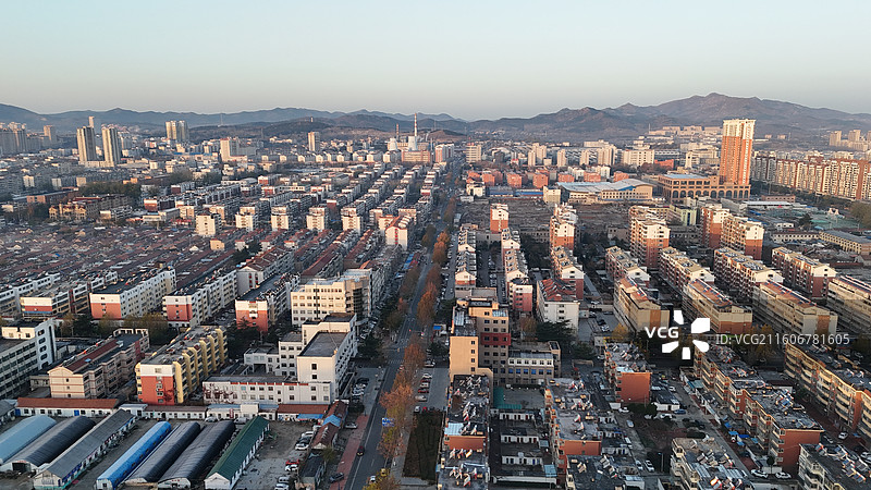 山东烟台招远市日出时分的城市航拍图片素材