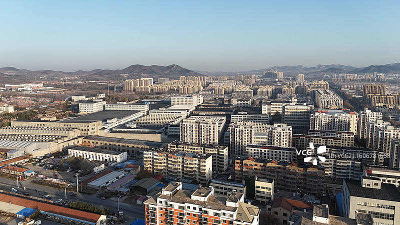 山东烟台招远市日出时分的城市航拍图片素材