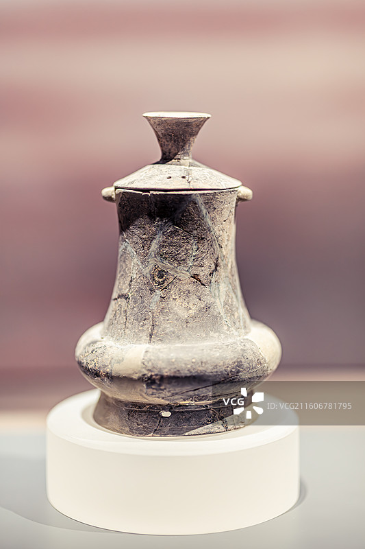 陶瓷上海博物馆藏青浦区福泉山遗址出土良渚文化禽鸟蟠蛇纹带盖双鼻陶壶图片素材