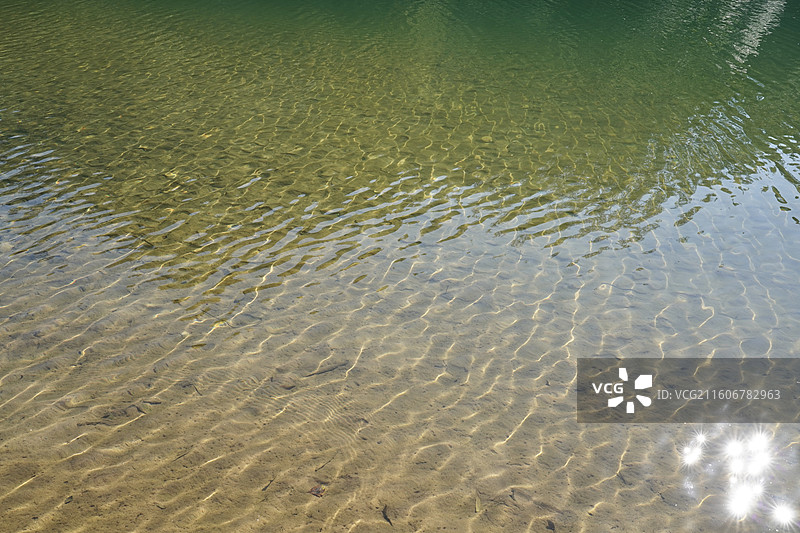 福建南平武夷山风景名胜区九曲溪清澈的溪水图片素材