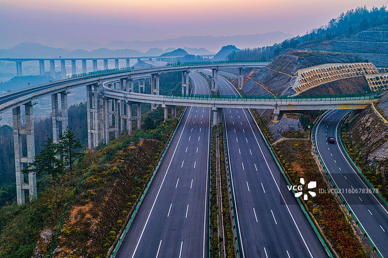 贵州毕节市金沙县杜家山交通枢纽，一座建在天空的互通枢纽令人叹为观止图片素材