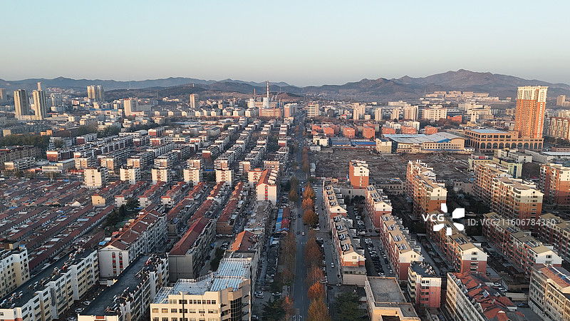 山东烟台招远市日出时分的城市航拍图片素材