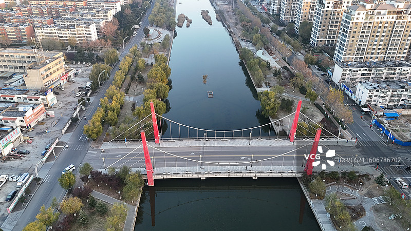 山东烟台招远市日出时分的城市航拍图片素材