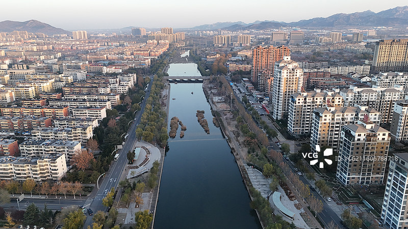 山东烟台招远市日出时分的城市航拍图片素材