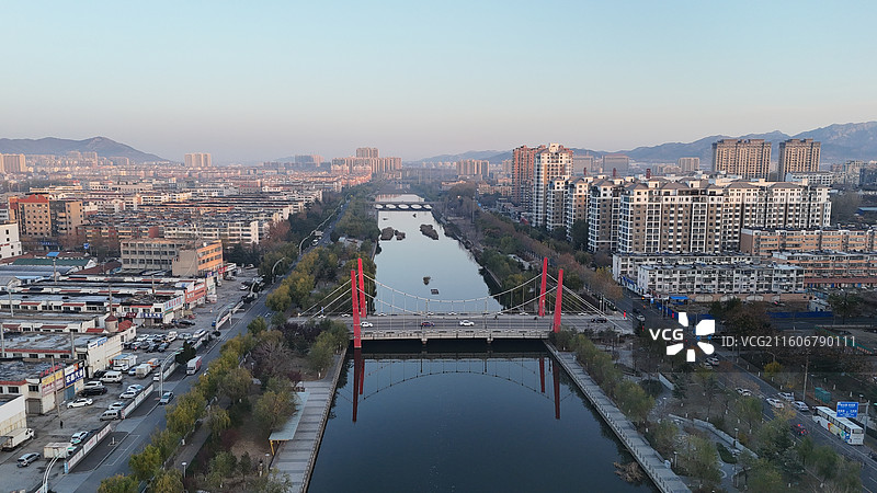 山东烟台招远市日出时分的城市航拍图片素材