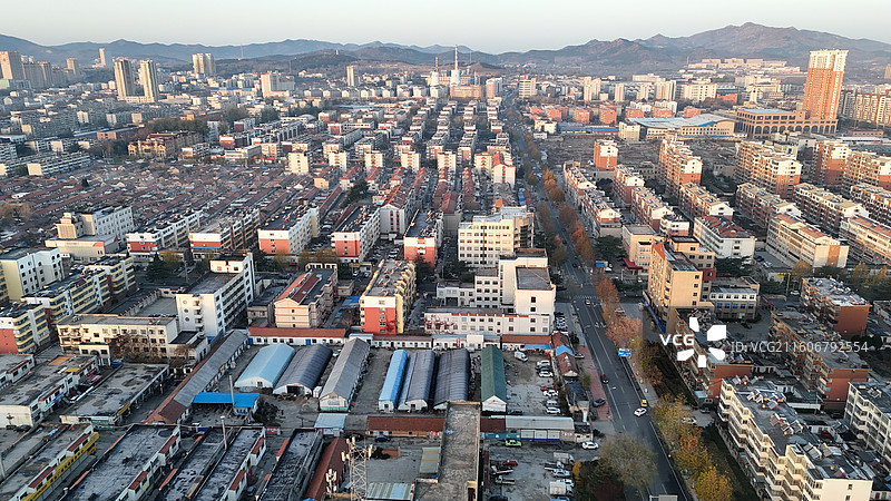 山东烟台招远市日出时分的城市航拍图片素材