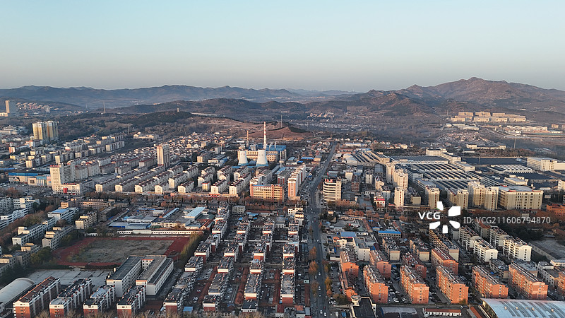 山东烟台招远市日出时分的城市航拍图片素材