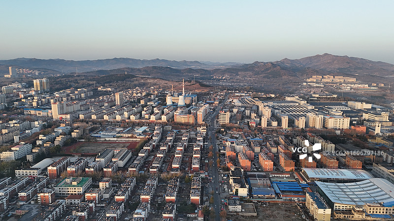 山东烟台招远市日出时分的城市航拍图片素材