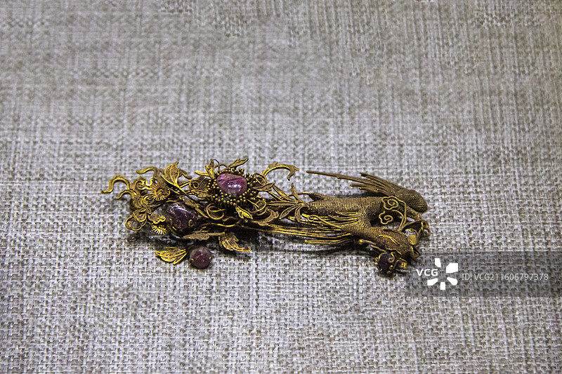 北京市通州区博物馆：嵌宝石金凤（红宝石四颗）（明代，金制，1984年4月出土于胡家垡村西北宫女坟）图片素材