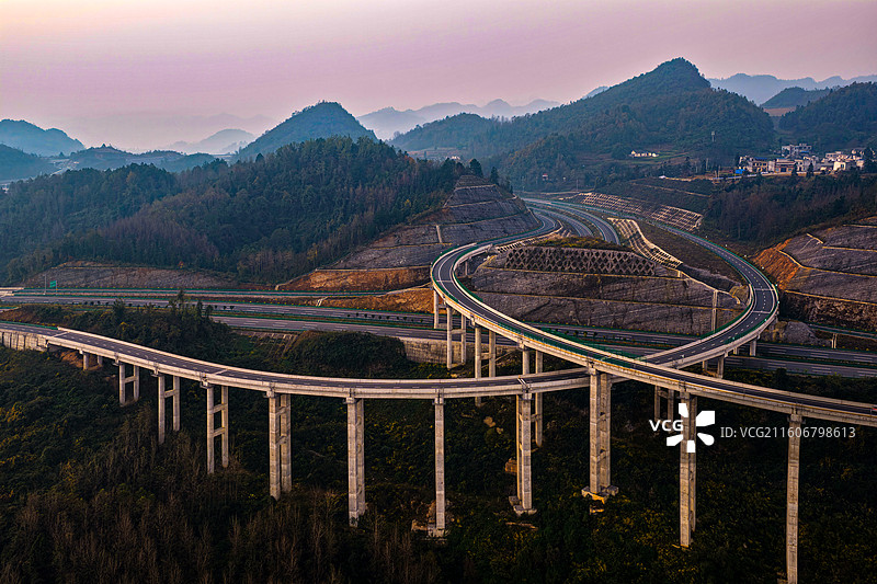 贵州毕节市金沙县杜家山交通枢纽，一座建在天空的互通枢纽令人叹为观止图片素材